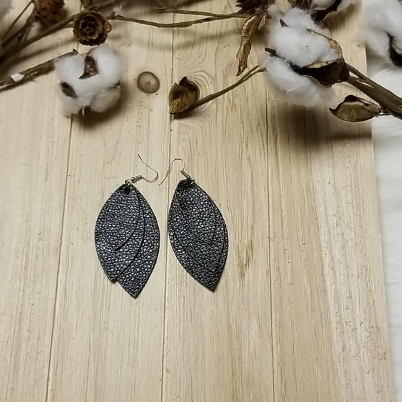 Adorable faux leather triple layer leaf dangle earrings - Picture 6 of 6